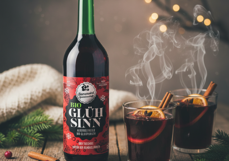 Bio GlühSinn, alkoholfreier Glühwein, serviert in einer dampfenden Tasse mit Zimt und Orange.